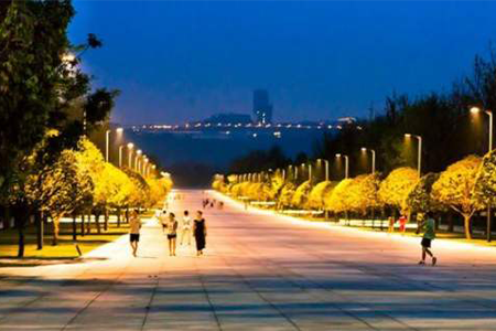 基于边缘计算网关4G/5G传输技术的公园智慧路灯可实现对路灯的远程智能管理，还可承载各种功能：智慧照明、环境监测、视频监控、公众广播、LED信息发布等