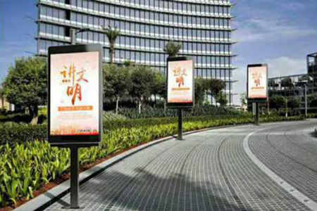 LED信息发布屏是智慧灯杆的一个重要组成部分，集数据化、网络化、信息化的新一代媒体设备，为整个智慧路灯项目承载了内容传播、碎片化应用和智能管理渠道的重任。