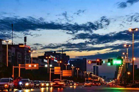 交通信号灯是城市道路的秩序维持者，它起着疏导交通、流量控制、人车协同等重要作用，在紧急时刻也能够为生命开启一条畅通的道路。现在，利用无线通信技术解决交通信号灯的数据交互已经成为新时代的主流方法，随着智慧灯杆的热潮涌来，交通信号灯杆也可以结合智慧灯杆成为新一代多功能杆。