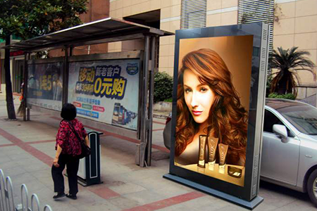 Ebpay千兆网关BMG700，支持5G/4G/3G网络，广接入、强运算、低时延，应用于各类数据采集、远程管控、数据分析等场景，在5G通信网络的加持下，实时传输大体积数据，如3D炫酷视频、高质量音乐等，契合户外广告机各个场景联网需求，利用5G/4G网关可以根据场景人群精准的投放广告。